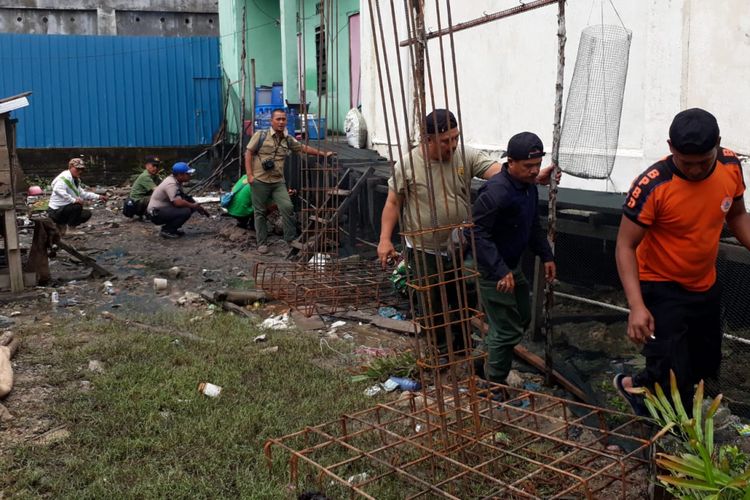 Petugas gabungan BBKSDA Riau saat melakukan upaya tembakan bius terhadap harimau sumatera di sebuah lorong di sekitar kawasan pasar di desa pulau burung, Kamis (15/11/2018). 
