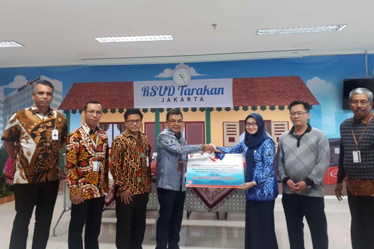 Direktur Utama Rumah Sakit Umum Daerah (RSUD) Tarakan drg. Dian Ekowati saat menerima bantuan santuan secara simbolis dari Direktur Utama Bank DKI Wahyu Widodo di RSUD Tarakan, Rabu (26/12/2018).