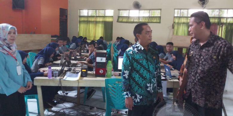 Kepala Dinas Pendidikan Kota Makassar Abd Rahman Bando mengecek pelaksanaan UNBK SMP di Kota Makassar