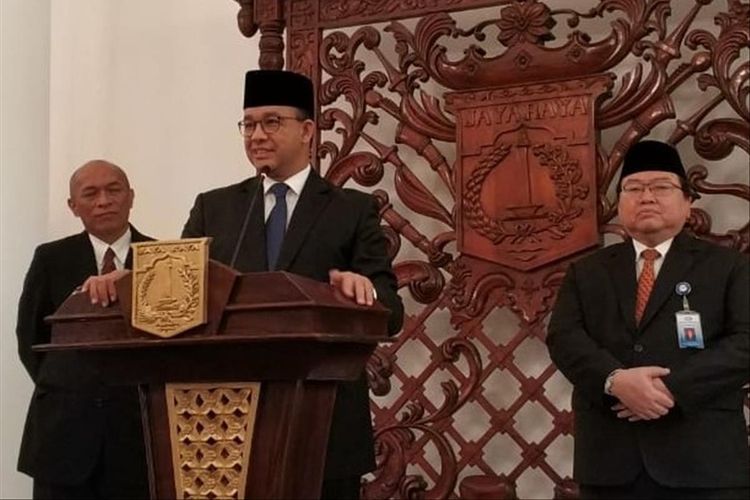Gubernur DKI Jakarta Anies Baswedan (tengah) seusai melantik 16 pejabat pemprov DKI Jakarta, Senin (8/7/2019)