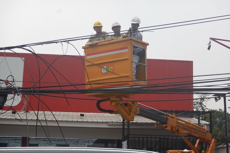 Pemkot Jakarta Selatan melakukan pemotongan kabel utilitas yang semrawut di kawasan Mampang Prapatan, Jakarta Selatan, Senin (2/9/2019)