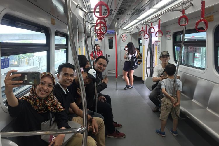 Suasan dalam gerbong LRT, Veledrome, Jakarta Timur, Sabtu (6/7/2019).