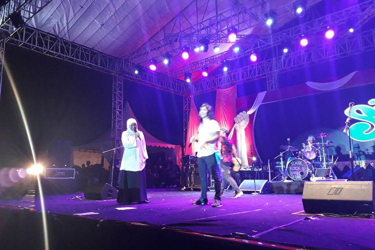 Gubernur Jatim, Khofifah Indar Parawansa berduet dengan Kaka Slank di acara Ngaji Kebangsaan di Surabaya, Minggu (7/4/2019)