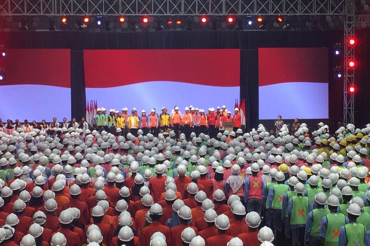 Tak kurang dari 6.000 tenaga kerja konstruksi terampil dan ahli menerima sertifikat keahlian dari Presiden Joko Widodo di Istora Senayan, Selasa (12/3/2019).