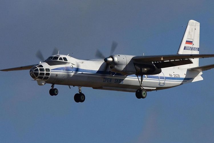 Personel Angkatan Udara Kerajaan Inggris (RAF) juga berada di dalam pesawat Rusia, Antonov An-30B, saat terbang di atas sejumlah kantor pemerintah Inggris di London, Mei lalu. 

