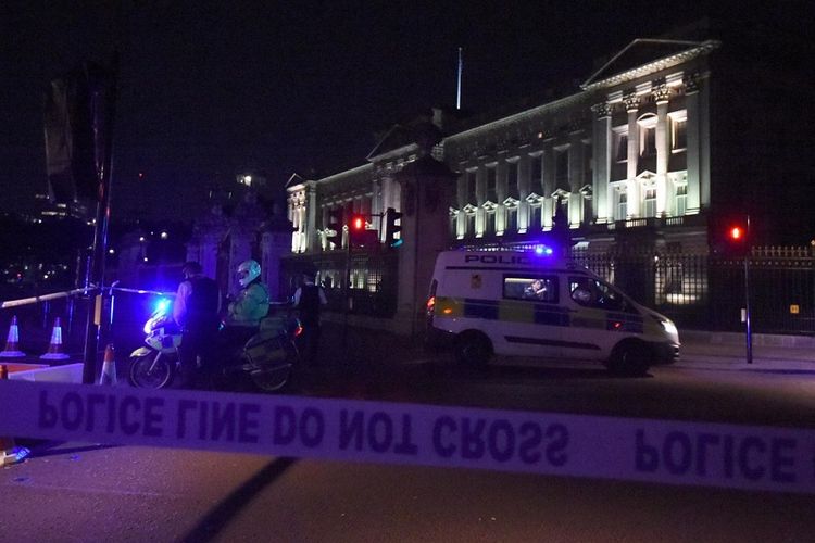 Seorang pria bersenjatakan pisau melukai dua polisi di luar Istana Buckingham, London, Inggris pada Jumat (25/8/2017) malam, namun dia akhirnya ditangkap.
