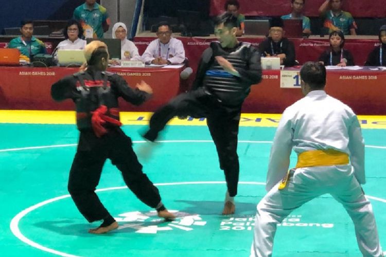 Pertarungan final kelas C 55-60 kg antara pesilat Indonesia, Hanifan Yudani Kusuma (kiri) dan pesilat Vietnam, Thai Linh Nguyen, Rabu (29/8/2018).