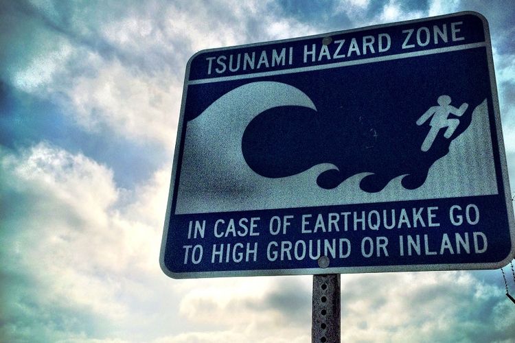 Peringatan tsunami.