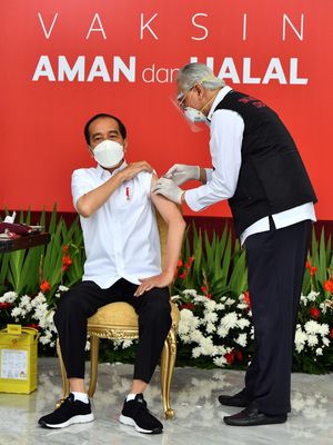 Presiden Joko Widodo saat mendapat suntikan pertama vaksin Covid-19 di Istana Kepresidenan pada Rabu (13/1/2021). Penyuntikan ini sekaligus menandai program vaksinasi Covid-19 di Indonesia.