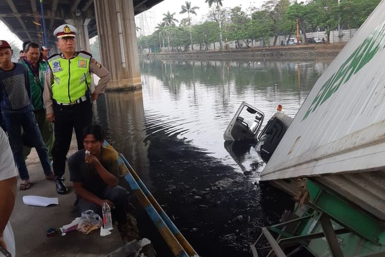 Truk kontainer bernomor polisi B 9925 UIW tercebur ke Kali Ancol di Jalan RE Martadinata, Jakarta Utara, Sabtu (21/7/2018).