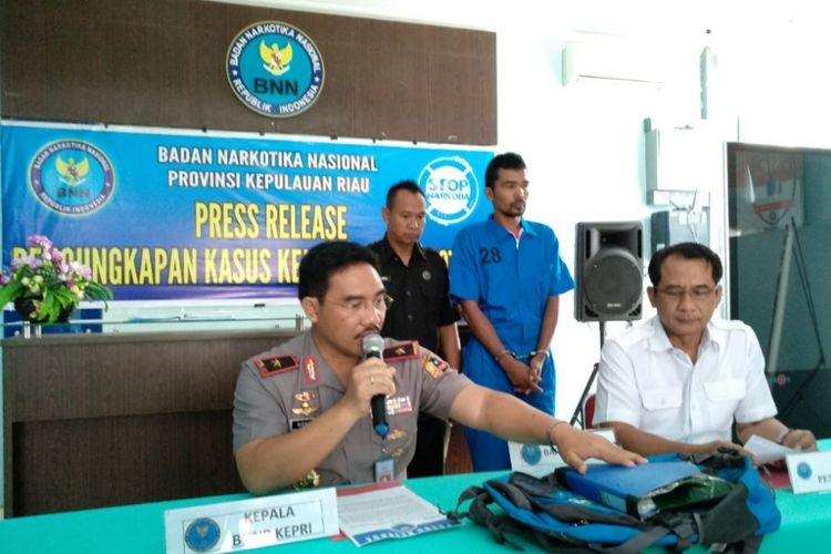 Kepala BNNP Kepri Richard Nainggolan didampingi Kabid Brantas Bubung Pramiadi menunjukkan sejumlah barang bukti dan tersangka M saat diamankan membawa 1,2 kg sabu asal Malaysia.