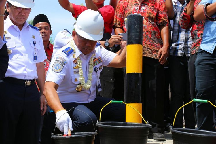 Dirjen Perhubungan Darat Budi Setiyadi saat meresmikan pemasangan fasilitas keselamatan jalan, di Cirebon.