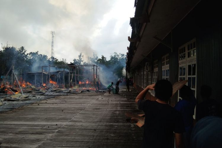 Puing-puing sisa kebakaran di aula Kantor BKD Asmat, Sabtu (12/1/2019)