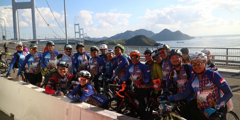 Rombongan pesepeda asal Indonesia yang ikut event Shimanami Kaido, Jepang