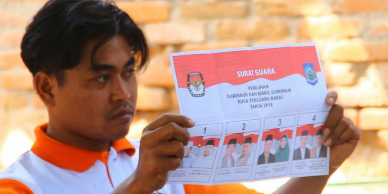 Mataram, Kompas Com seirang petugas KPPS di Lombok Barat menunjukkan surat suara dalam perhitungan hasil Pilgun NTB