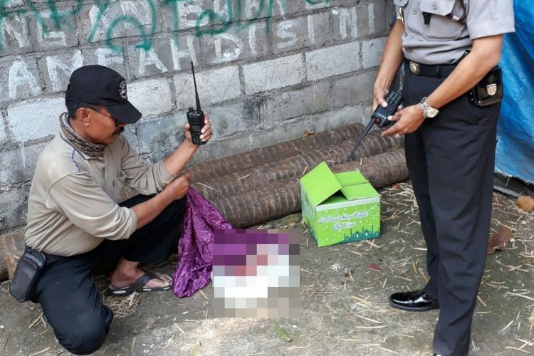 Petugas Polsek Antapani tengah mengevakuasi mayat bayi kembar berjenis kelamin perempuan yang ditemukan di penampungan tempat sampah sementara di Perumahan Taman Sari Bukit Bandung Blok 17 Rt06/11 Kelurahan Sindangjaya Kecamatan Mandalajati, Kota Bandung, Kamis (7/6/2018) pagi tadi. 