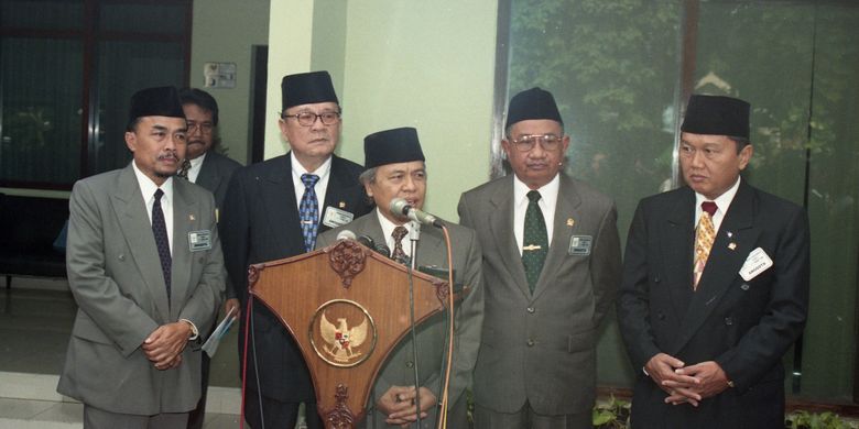  Fraksi PPP merupakan fraksi MPR keempat yang datang ke Jalan Cendana, Jakarta, Minggu (8/3/1998) siang, untuk mengadakan konsultasi pencalonan Presiden/Mandataris MPR periode 1998-2003 dengan HM Soeharto. Kedatangan  Fraksi PPP diikuti Fraksi Utusan Daerah (F-UD). Gambar Ketua Fraksi  PPP Jusuf Syakir didampingi pengurus lainnya mnegadakan konperensi pers setelah  diterima presiden.