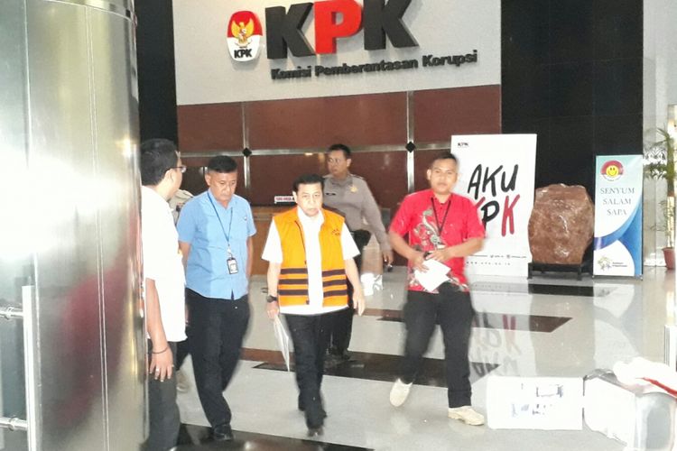 Ketua DPR Setya Novanto keluar dari gedung Komisi Pemberantasan Korupsi (KPK), Jakarta, Selasa (5/12/2017)