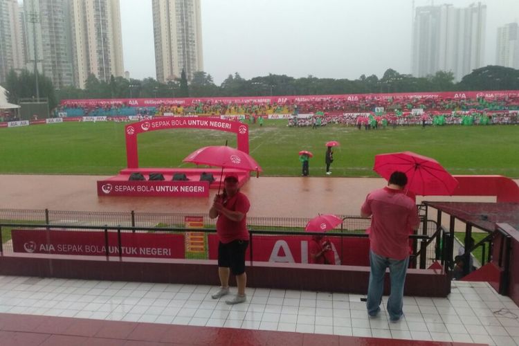 Acara AIA Sepak Bola untuk Negeri di Lapangan Soemantri Brodjonegoro, Jakarta Selatan, Minggu (25/3/2018), terganggu hujan.