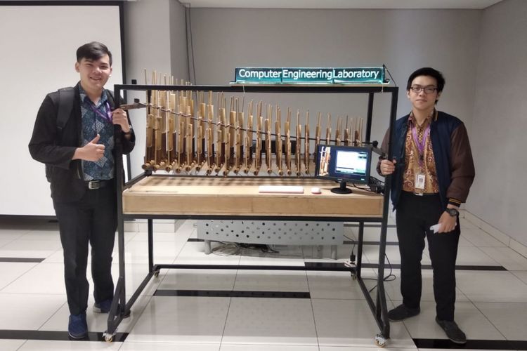 Angklung otomatis ini dibuat mahasiswa Binus University bernama Marcel Saputra dan Christian Lokonanta. 