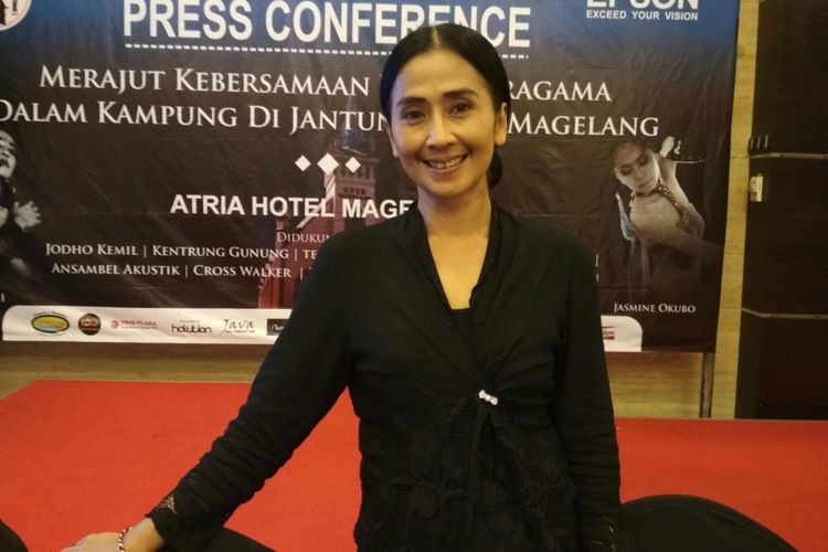 Artis peran dan pemusik Ayu Laksmi ketika ditemui usai konferensi pers menjelang pertunjukan Panggung Rekam Jejak Dua Abad Cagar Budaya GPIB, di Hotel Atria, Kota Magelang, Kamis (26/10/2017) malam. 