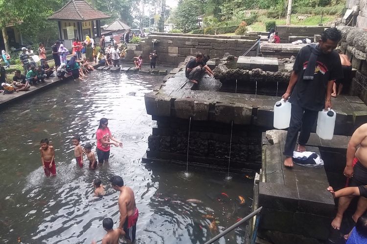 Pengunjung mengambil air dari Candi Jolotundo di Desa Seloliman, Kecamatan Trawas, Kabupaten Mojokerto, Jawa Timur. 