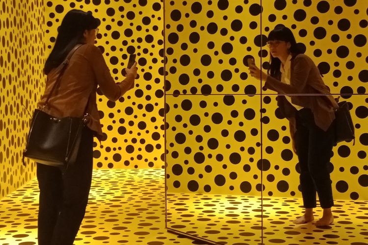 Seorang pengunjung tengah berfoto di salah satu instalasi karya seniman Yayoi Kusama di Museum Macan, Selasa (8/5/2018).