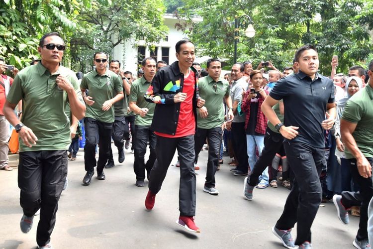 Presiden Joko Widodo, Selasa (19/6/2018), mengisi libur Lebaran 2018 dengan berolahraga di Kebun Raya Bogor. 