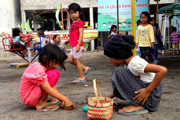 Anak-anak di Kampung Leles RW 18 saat bermain di arena bermain 