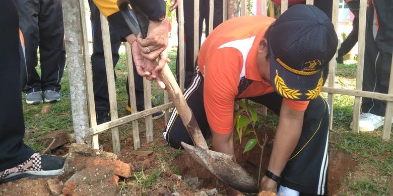 Sebanyak 100 pohon ditanam di area Lapas kelas IIA Palopo dalam rangka menyambut Hari Bhakti Kemasyarakatan ke-55, Jumat (22/03/2019)
