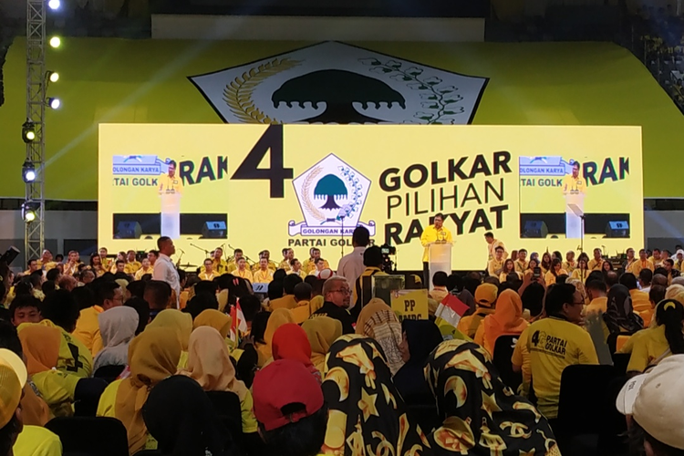 Ketua Umum DPP Partai Golkar Airlangga Hartarto saat kampanye akbar Partai Golkar di Istora Senayan, Jakarta, Selasa (9/4/2019).