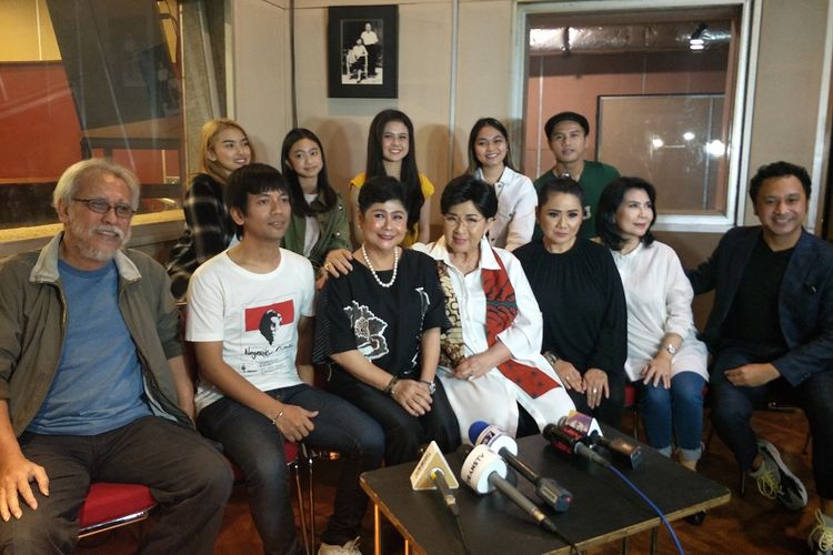 Keluarga besar label rekaman Musica Studios berfoto bersama di kantor Musica Studios, Pancoran, Jakarta Selatan, Kamis (23/5/2019).