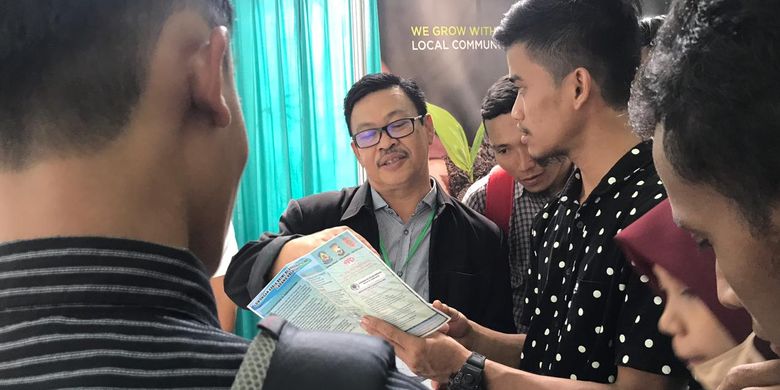 Pameran kerja (job fair) dilaksanakan oleh KJRI Kuching bekerja sama dengan Pemerintah Provinsi Sulawesi Selatan. Pameran ini menawarkan 7.273 lowongan kerja untuk ditempatkan di perusahaan perusahaan asal Sarawak, Malaysia.