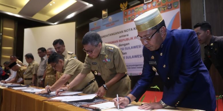 Wali Kota Makassar, Mohammad Ramdhan Pomanto menandatangani nota kesepahaman bersama Gubernur Sulawesi Selatan beserta seluruh wali kota dan Bupati se-Sulawesi Selatan dengan Ombudsman RI yang digelar di Novotel Makassar, Senin (1/4/2019).