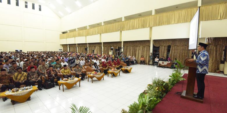 Gubernur Jawa Barat Ridwan Kamil saat menutup Pembekalan Terintegrasi Petugas Haji Kloter dan Ketua Rombongan Jemaah Haji Jabar tahun 1440 H/ 2019 M di Gedung Embarkasi Haji, Kota Bekasi, Sabtu (13/4/19).