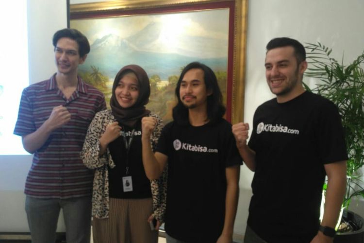 Artis peran Dimas Beck (kiri) bersama para perwakilan pihak Kitabisa.com dalam jumpa pers di kawasan Melawai, Kebayoran Baru, Jakarta Selatan, Rabu (8/5/2019).