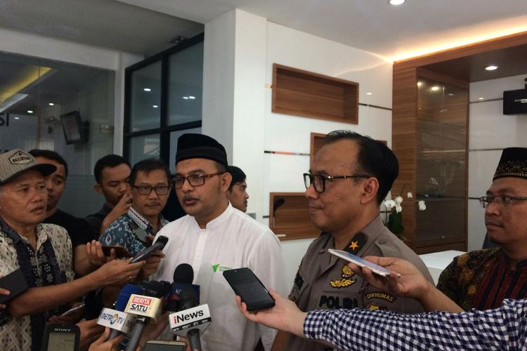 Dirut Dompet Dhuafa, Imam Rulyawan, dan Kepala Biro Penerangan Masyarakat Divisi Humas Polri Brigadir Jenderal (Pol) Dedi Prasetyo di Gedung Humas Mabes Polri, Jakarta Selatan, Jumat (24/5/2019).
