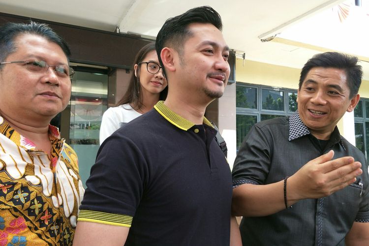 Kuasa hukum Dewi Perssik, Sandi Arifin didampingi suami Dewi Angga Wijaya mendatangi Polres Metro Jakarta Selatan, Kebayoran Baru, Senin (8/7/2019).