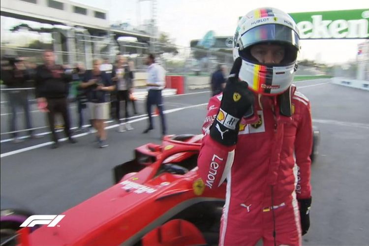 Sebastian Vettel mengacungkan satu jari tanda peringkat pertama alias pole position seusai menjalani sesi kualifikasi GP Azerbaijan di Baku, Sabtu (27/4/2018).