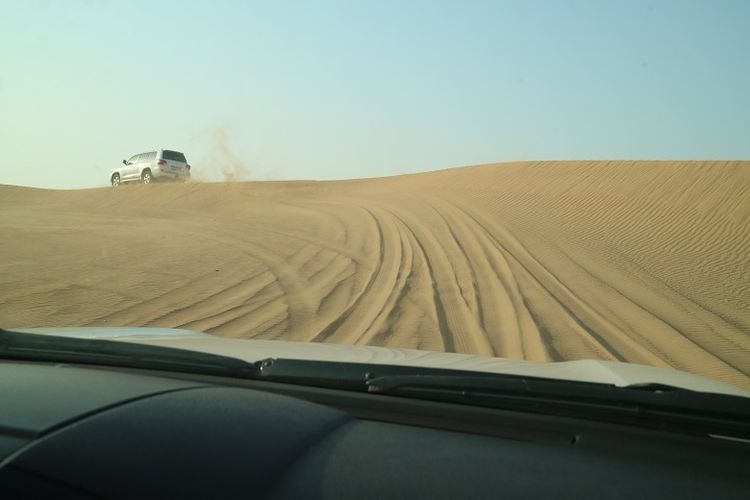 Mobil membawa wisatawan berkeliling kawasan gurun pasir di Dubai, Uni Emirate Arab, Selasa (31/10/2017). Menjelajah gurun pasir adalah salah satu atraksi wisata yang bisa dilakukan saat berlibur ke Dubai.
