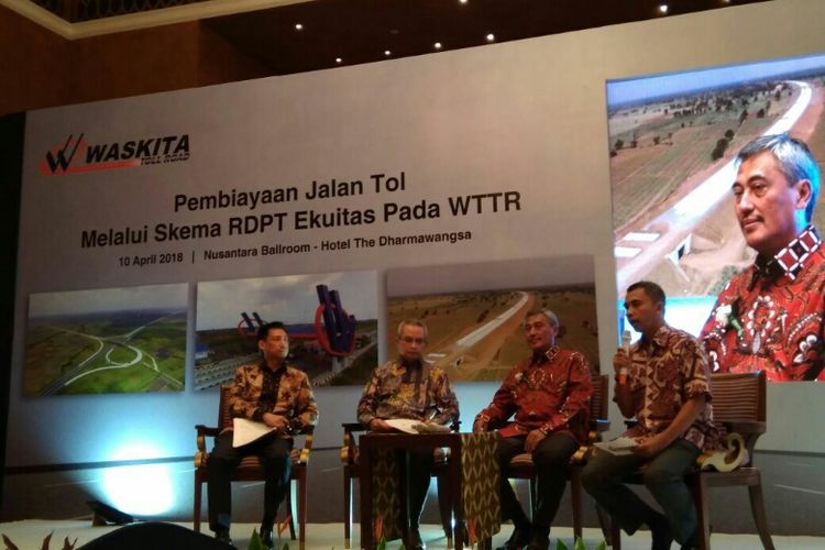 PT Waskita Toll Road (WTR) berhasil meraup dana besar senilai Rp 5 triliun yang didapat melalui penerbitan Reksa Dana Penyertaan Tetap (RDPT) Ekuitas Danareksa Infrastruktur Tol Trans Jawa yang ditandatangani bersama para investor di Hotel Dharmawangsa Jakarta, Selasa (10/4/2018).