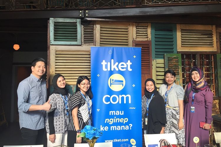 Chief Marketing Officer & Co-Founder Tiket.com, Gaery Undarsa bersama tim Tiket.com saat temu media di Jakarta, Kamis (30/8).