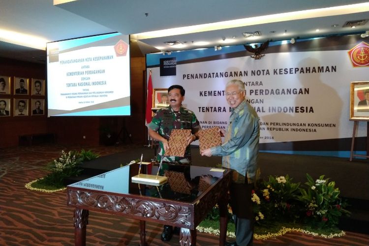 Mendag Enggartiasto Lukita dan Panglima TNI Marsekal Hadi Tjahjanto menandatangani kerja sama pengawasan di bidang perdagangan dan perlindungan konsumen di wilayah perbatasan, Selasa (23/10/2018).
