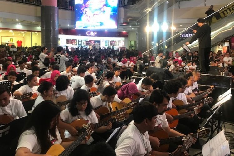 Pemecahan rekor MURI untuk kategori 250 pemain gitar mengiringi 25 penyanyi menyanyikan 25 lagu daerah dalam rangka ulang tahun mal Metropolitan Bekasi ke-25, Sabtu (15/12/2018).