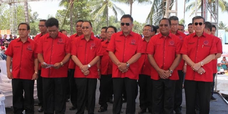 Menkumham Yasonna Laoly (Kiri) dan Gubernur Sulawesi Utara Olly Dondokambey (tiga dari kiri) dalam acara pelantikan Ketua Forum Komunikasi Pria Kaum Bapak Persekutuan Gereja Indonesia (FK-PKB PGI) periode 2018 - 2023 di Minahasa Utara, Sabtu (29/9/2018).