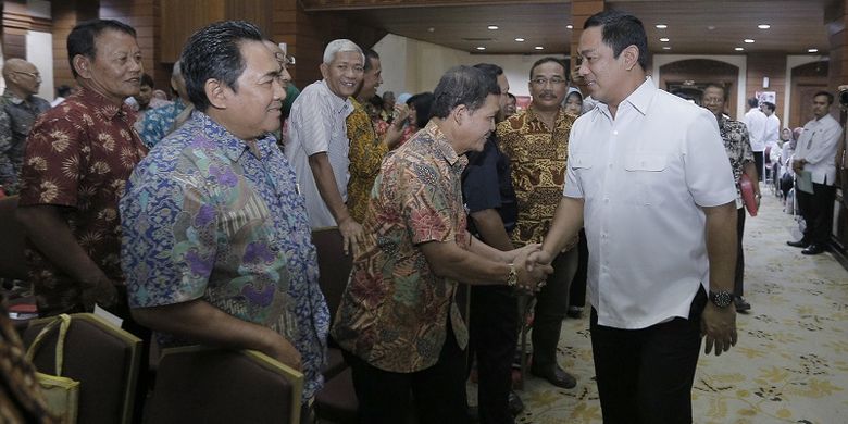 Wali Kota Semarang Hendrar Prihadi Menyalami Perserta Musrenbang RKPD Tingkat Kota Semarang RKPD tahun 2020 Kota Semarang, Rabu (20/3/2019)