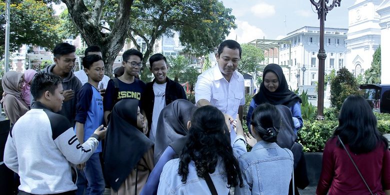 Wali Kota Semarang Hendrar Prihadi menyapa anak muda saat berkunjung ke Taman Srigunting di Kawasan Kota Lama Semarang beberapa waktu lalu.