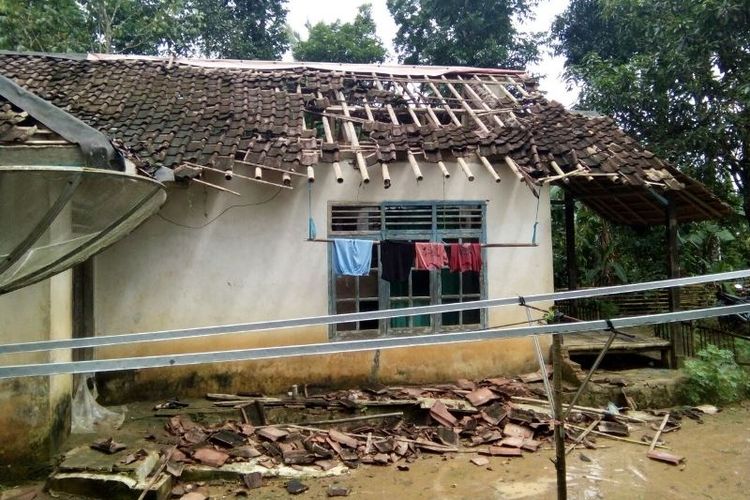 Gempa bumi bermagnitudo 6,1 yang berpusat di Kabupaten Lebak, Banten, Selasa (23/1/2018), menyebabkan ratusan rumah rusak di kawasan tersebut.