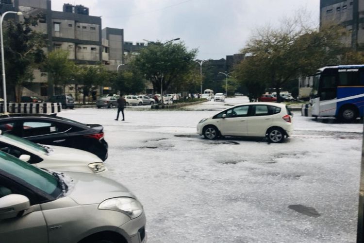 Pemandangan area di Noida, dekat Delhi, India, yang terdampak hujan es, Kamis (7/2/2019). (Twitter/Gabruu Singh)