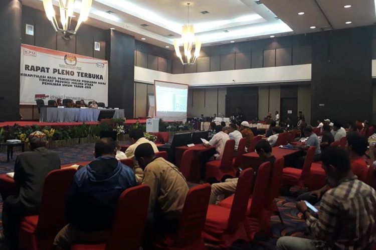 Rapat pleno rekapitulasi hasil penghitungan perolehan suara tingkat Provinsi Malut Pemilu 2019 yang berlangsung di Grand Daffam Hotel di Ternate, Sabtu (11/05/2019) tadi malam